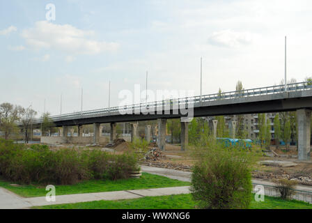 La costruzione del nuovo ponte nel centro della città di Volgograd Russia Foto Stock