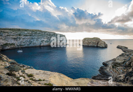 Vista panoramica della Baia di Dwejra con la roccia del fungo, Gozo, Malta Foto Stock