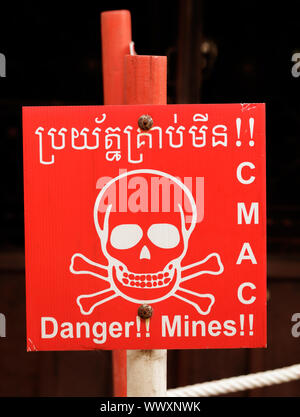 Mine segno di avvertimento in Cambogia Foto Stock