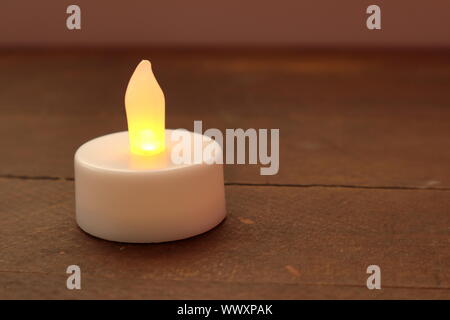 Alimentato da batteria fake, candele di sicurezza come il tipo che abbiamo messo all'interno di zucche di Halloween perché viviamo in un tempo che teme il fuoco e venera in plastica Foto Stock