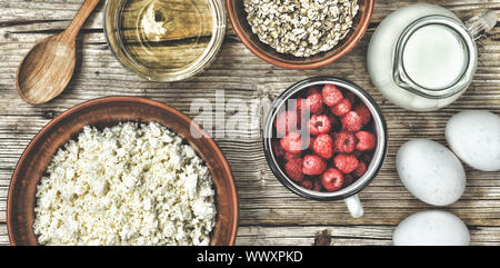 Una sana prima colazione. Ingredienti per il muesli o granola in multi-colore di bocce. Vista dall'alto. Foto Stock