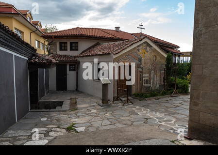 Plovdiv, Bulgaria - 6 Maggio 2019: Cappella nel cortile della chiesa di San Demetrio Foto Stock
