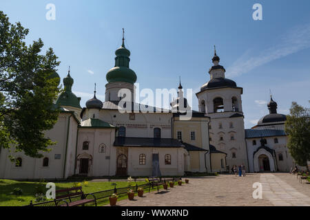 Kirilov, Russia - Luglio 27, 2019: Cattedrale dell Assunzione e altri templi del monastero Kirillo-Belozersky, Vologda Regione, Russia Foto Stock