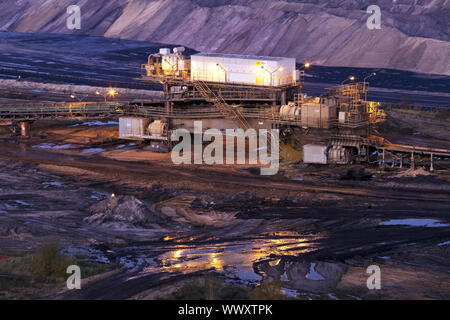 Carbone marrone miniere di superficie con sistema di coveyor, Garzweiler, Renania settentrionale-Vestfalia, Germania, Europa Foto Stock
