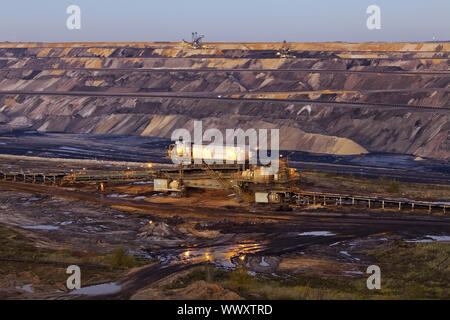 Carbone marrone miniere di superficie con sistema di coveyor, Garzweiler, Renania settentrionale-Vestfalia, Germania, Europa Foto Stock