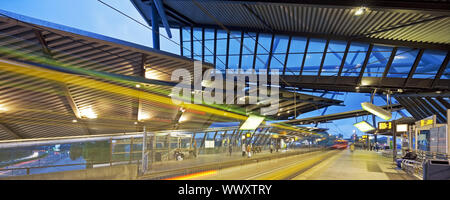 Bus e tram il terminale Neue Mitte, Oberhausen, la zona della Ruhr, Renania settentrionale-Vestfalia, Germania, Europa Foto Stock