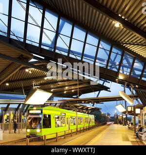 Bus e tram il terminale Neue Mitte, Oberhausen, la zona della Ruhr, Renania settentrionale-Vestfalia, Germania, Europa Foto Stock