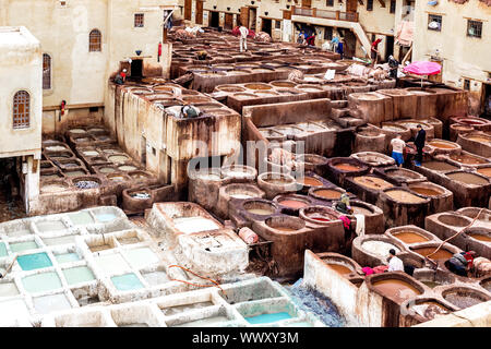 Attrazioni del Marocco. Le concerie di Fez. Serbatoi con coloranti e vasche in il tradizionale seminario in pelle di Fez. Il Marocco, Fes 04.21.2019 Foto Stock