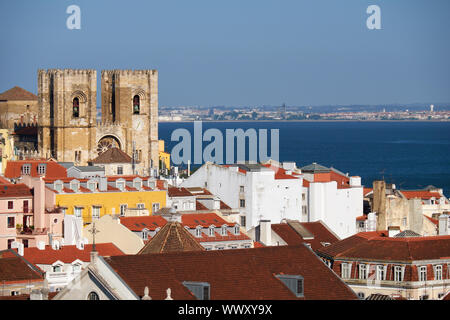 La Cattedrale di Lisbona circondato da case residenziali di Alfama. Lisbona. Portogallo Foto Stock