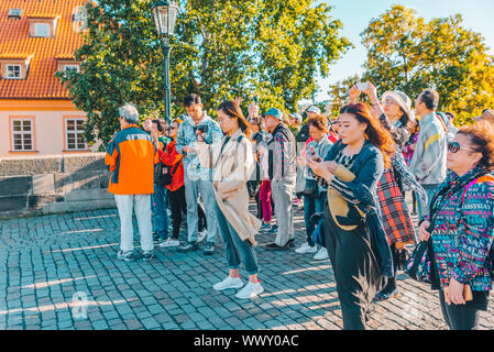 Praga, Repubblica Ceca - 22 Settembre 2018: gruppo di turisti asiatici a città europea Foto Stock