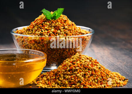 Bocce con bee di polline e di miele sul tavolo da cucina. Integratori alimentari Foto Stock