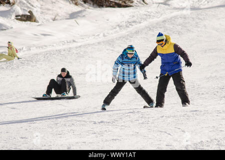 Dombay, Russia - 7 Febbraio 2015: l'istruttore che insegna a sciare sulla neve sci da discesa il training su resort Dombay Foto Stock