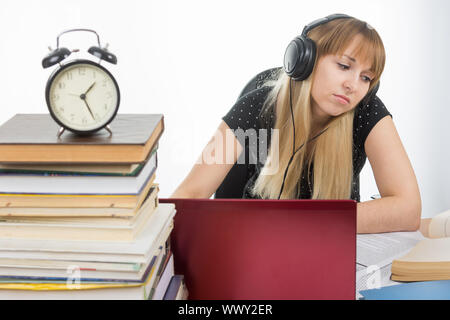 Studente a tarda notte la preparazione per gli esami Foto Stock