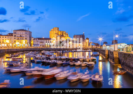Castro Urdiales villaggio in Cantabria, SPAGNA Foto Stock