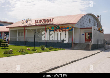 Vityazevo, Russia - 22 Aprile 2016: Il Centro Bowling Hero nel villaggio Vityazevo, un sobborgo di Anapa Foto Stock