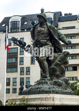 Piccioni appollaiato sulla WWI Memorial, Charenton, Val de Marne, Ile de France, Francia Foto Stock