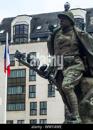 Piccioni appollaiato sulla WWI Memorial, Charenton, Val de Marne, Ile de France, Francia Foto Stock