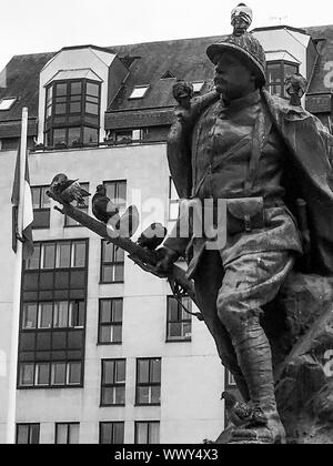 Piccioni appollaiato sulla WWI Memorial, Charenton, Val de Marne, Ile de France, Francia Foto Stock