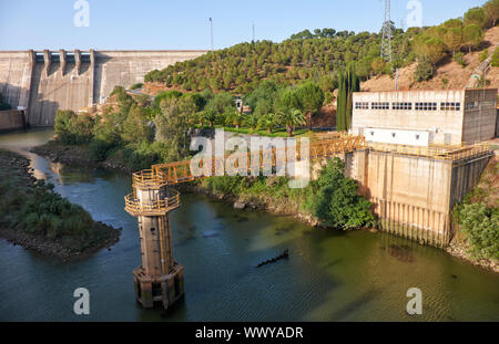 Pomarao diga e centrale idroelettrica sul serbatoio Chanza vicino al fiume Guadiana tra il Portogallo e la Spagna Foto Stock