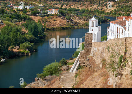 Clock Tower (Torre do Relogio) sulla riva destra del Guadiana. Mertola. Portogallo Foto Stock