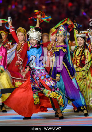 Zhengzhou, Cina. Xvi Sep, 2019. Foto scattata il 7 settembre 16, 2019 mostra arte in termini di prestazioni della cerimonia di chiusura del XI Nazionale Giochi tradizionali delle minoranze etniche della Repubblica popolare di Cina a Zhengzhou, centrale cinese della Provincia di Henan. Credito: Peng Yuan/Xinhua/Alamy Live News Foto Stock