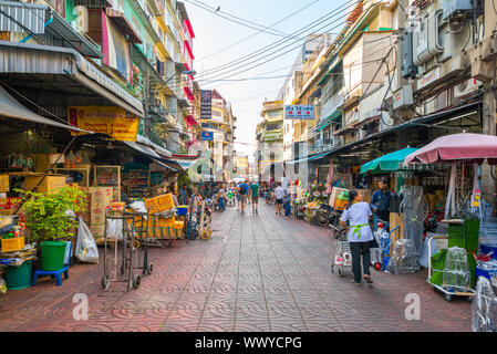 Numerosi mercati, negozi e cibo di strada intorno Samphanthawong, la Chinatown di Bangkok Foto Stock