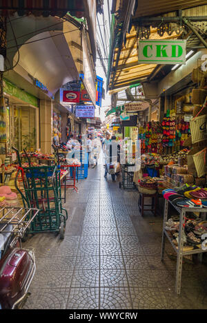 Numerosi mercati, negozi e cibo di strada intorno Samphanthawong, la Chinatown di Bangkok Foto Stock