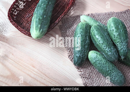 I cetrioli su un tovagliolo sulla tavola. Foto Stock