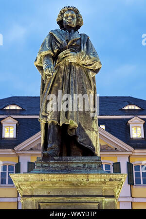 Monumento di Beethoven di fronte all Ufficio Generale delle Poste, Bonn, Renania settentrionale-Vestfalia, Germania, Europa Foto Stock