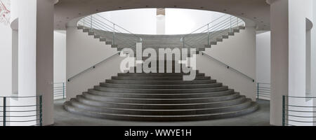 La scala nel museo d'arte di Bonn, architetto Axel Schultes, Bonn, Renania settentrionale-Vestfalia, Germania Foto Stock