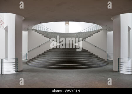 La scala nel museo d'arte di Bonn, architetto Axel Schultes, Bonn, Renania settentrionale-Vestfalia, Germania Foto Stock