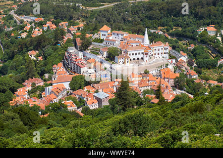 Vista panoramica sul Palazzo di Sintra come si vede dalle montagne di Sintra. Sintra. Portogallo Foto Stock