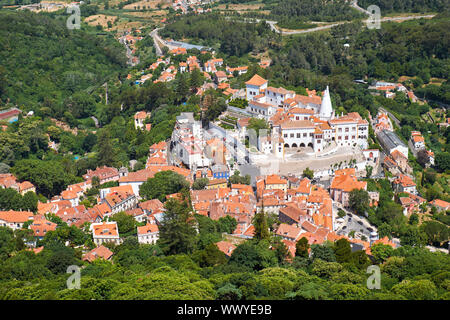 Vista panoramica sul Palazzo di Sintra come si vede dalle montagne di Sintra. Sintra. Portogallo Foto Stock