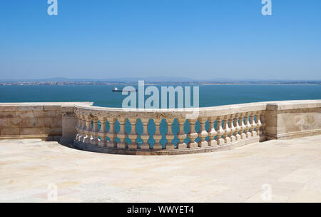 Il fiume Tago come visto dalla terrazza sul tetto del Pantheon Nazionale. Lisbona. Portogallo Foto Stock