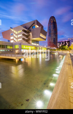 Edificio di Agbar e Design Museum di Barcelona, Barcelona, Spagna Foto Stock