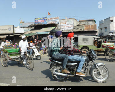 Strada trafficata di Amritsar Punjab, India 2017. Foto Stock