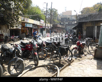 Moto parcheggiate in strada, Amritsar Punjab, India 2017. Foto Stock