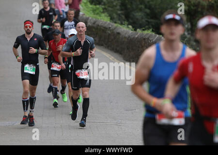 Gareth Thomas partecipa all'IRONMAN Galles 2019 Foto Stock