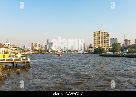 Le navi e barche sul Fiume Chao Phraya, un fiume importante in Thailandia Foto Stock