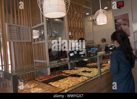 Pizza locale negozio di vendita tranci di pizza nella città di Tivoli in Italia Foto Stock