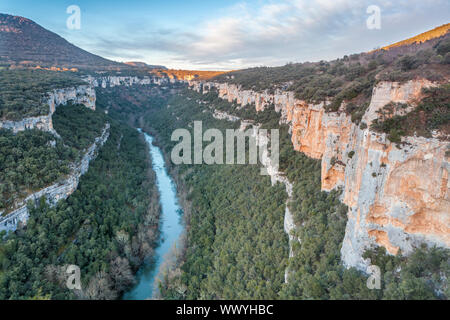 Punto di vista del fiume Ebro Canyon vicino Pesquera de Ebro village, Paramos regione, Burgos, Spagna Foto Stock