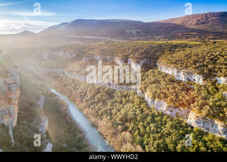 Punto di vista del fiume Ebro Canyon vicino Pesquera de Ebro village, Paramos regione, Burgos, Spagna Foto Stock