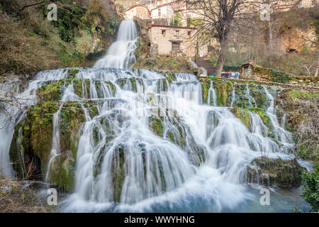 Orbaneja del Castillo village, Paramos regione, Burgos, Spagna Foto Stock