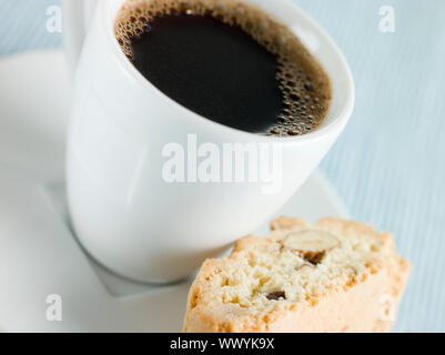 Immagine ravvicinata di tazza di caffè espresso con biscotti di nocciole Foto Stock