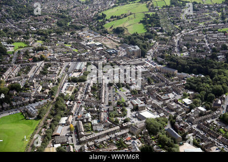 Vista aerea di Glossop centro città da nord ovest, Derbyshire, Regno Unito Foto Stock