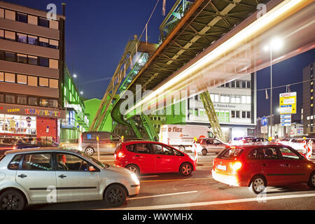 Spostando Wuppertal funivia sulle automobili in serata, Wuppertal, Bergisches Land, Germania, Europa Foto Stock