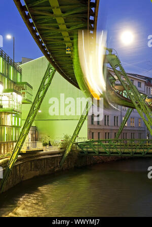 Spostando Wuppertal funivia sul fiume Wupper in serata, Wuppertal, Germania, Europa Foto Stock