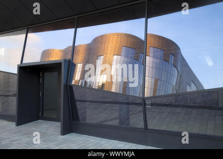 Nuovo edificio Doeppersberg mirroring in pannello di vetro di sera, Wuppertal, Germania, Europa Foto Stock