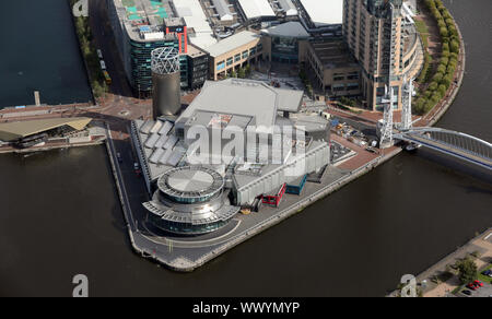 Vista aerea del Lowry, un waterside arts complex a MediaCity, Salford, Regno Unito Foto Stock