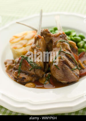 Costolette di agnello grigliate Chasseur salsa Pomme Anna e Baby ampio essere Foto Stock